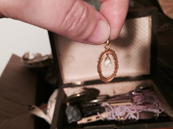 Inside… a pendant with a milk tooth ! #MadeleineprojectEN https://t.co/Le13q5hgmg